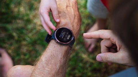 How Smartwatches and Fitness Trackers Enhance Hiking Performance