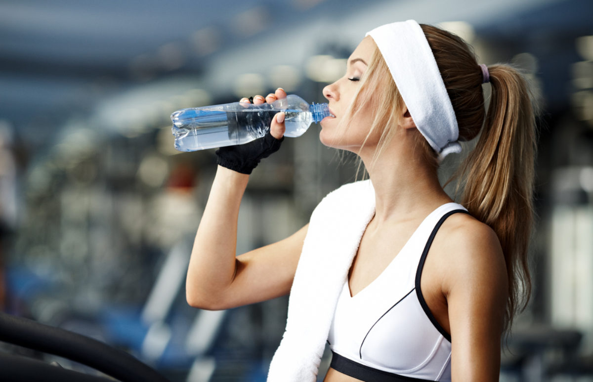 staying hydrated during exercise with water bottle